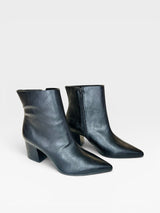 Bota Beyou Shoes Boston preta em napa com salto bloco de 6 cm e zíper lateral, design urbano e atemporal.