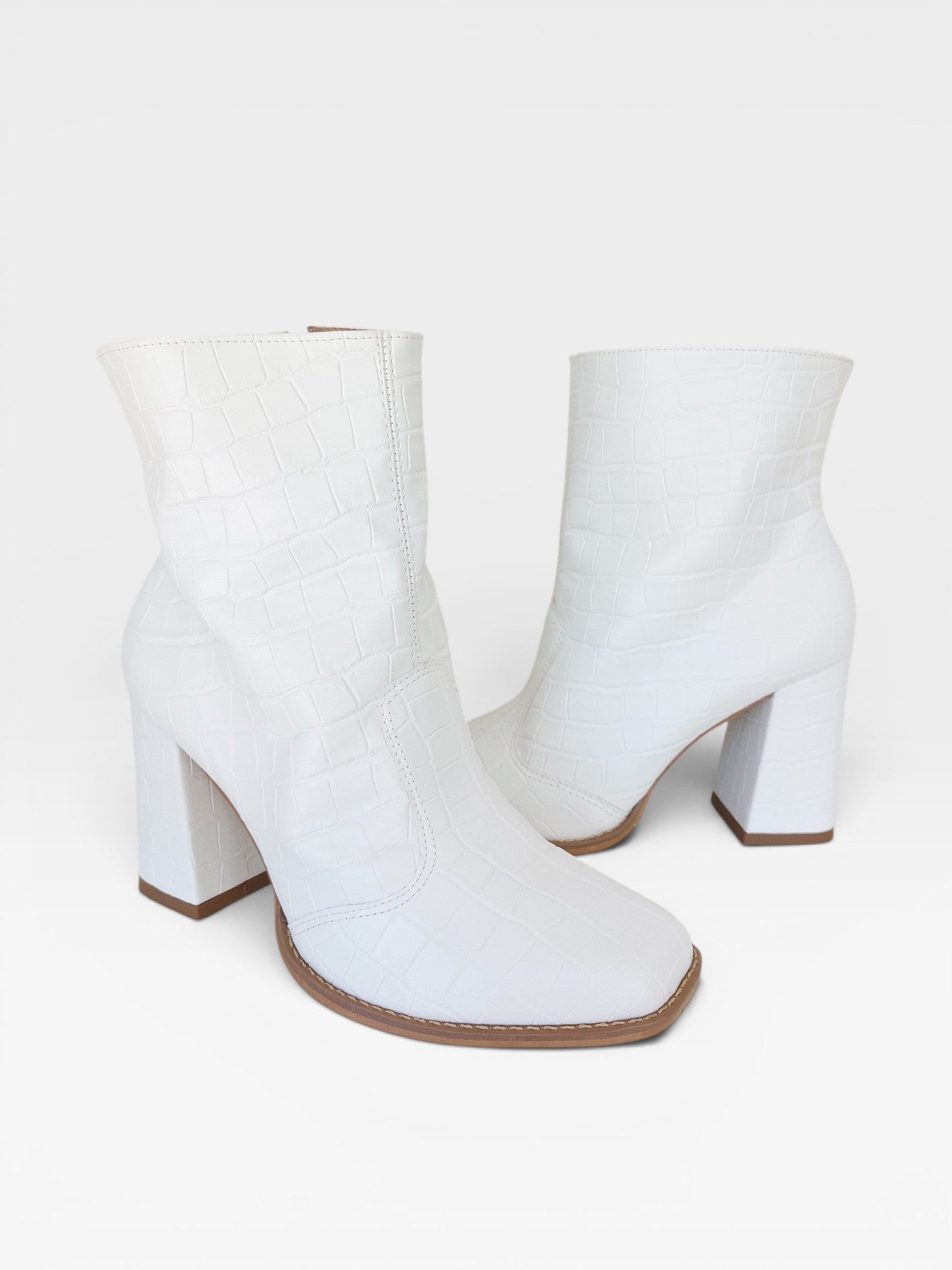 Bota Beyou Shoes New Jersey branca com textura croco, salto bloco de 9 cm e design urbano moderno.