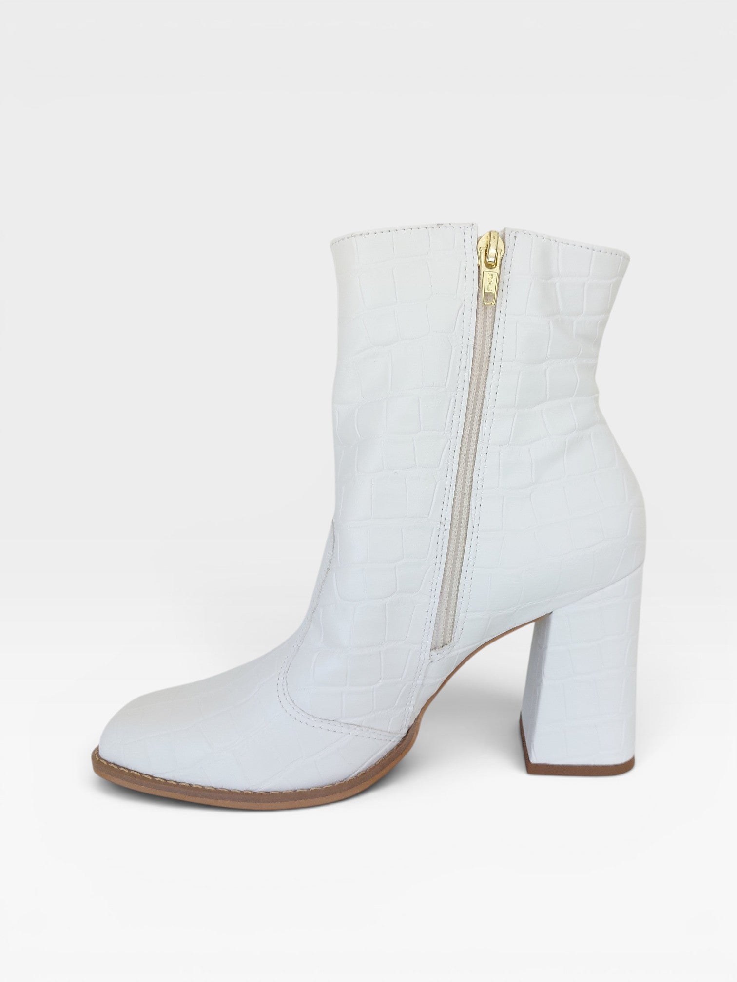 Bota Beyou Shoes New Jersey branca em napa com textura croco, salto bloco de 9 cm e fechamento lateral por zíper dourado