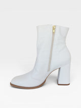 Bota Beyou Shoes New Jersey branca em napa com textura croco, salto bloco de 9 cm e fechamento lateral por zíper dourado
