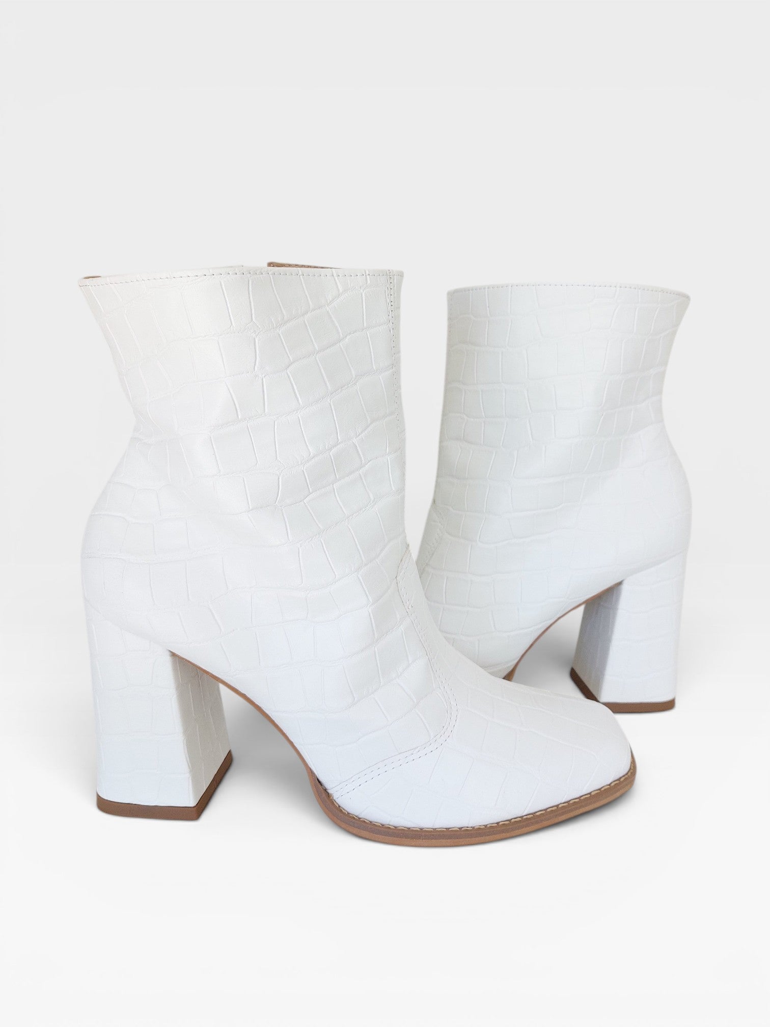 Bota Beyou Shoes New Jersey branca com textura croco, salto bloco de 9 cm e design urbano moderno