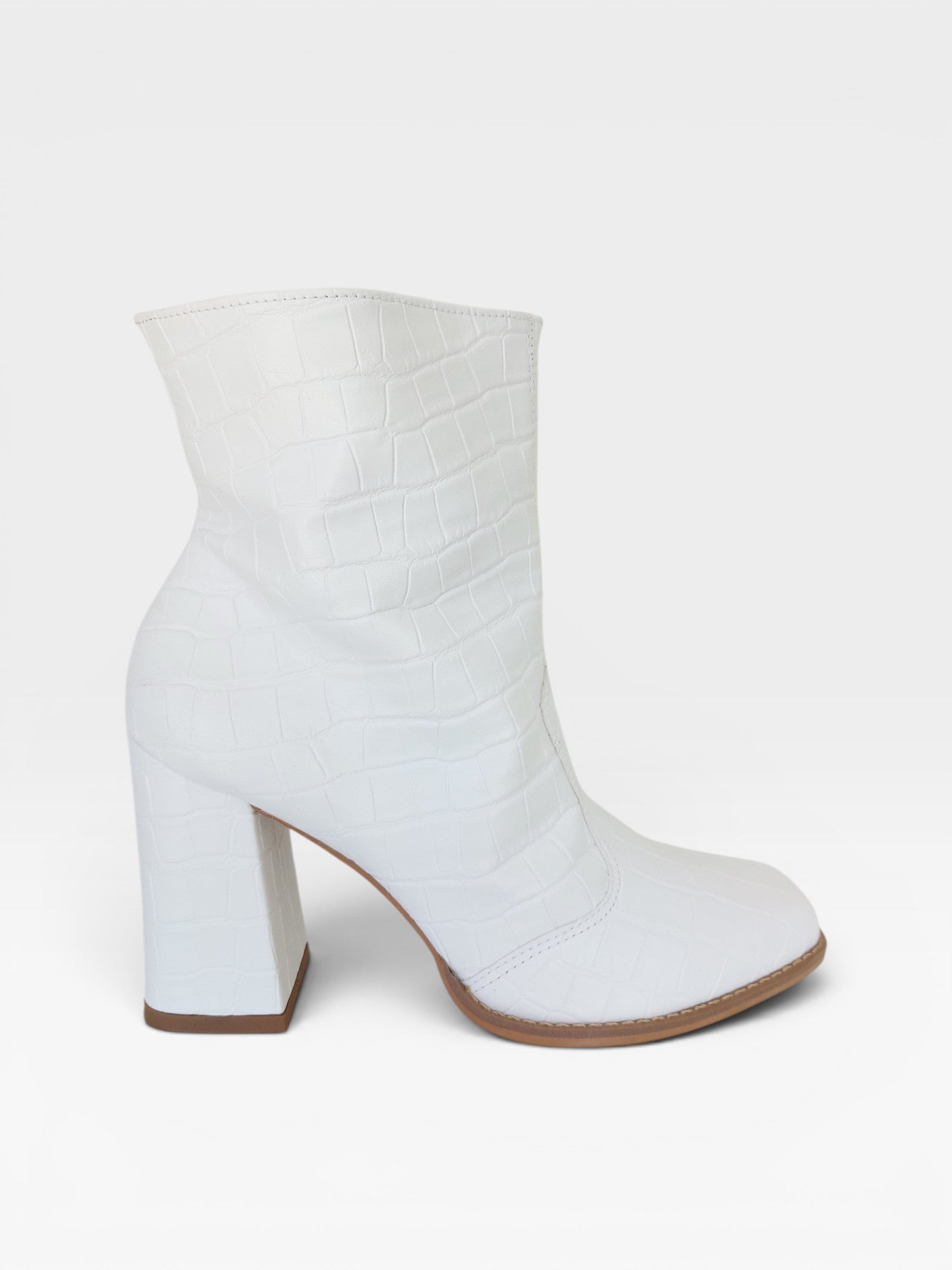Bota Beyou Shoes New Jersey branca com textura croco, salto bloco de 9 cm e design urbano moderno.