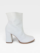 Bota Beyou Shoes New Jersey branca com textura croco, salto bloco de 9 cm e design urbano moderno.
