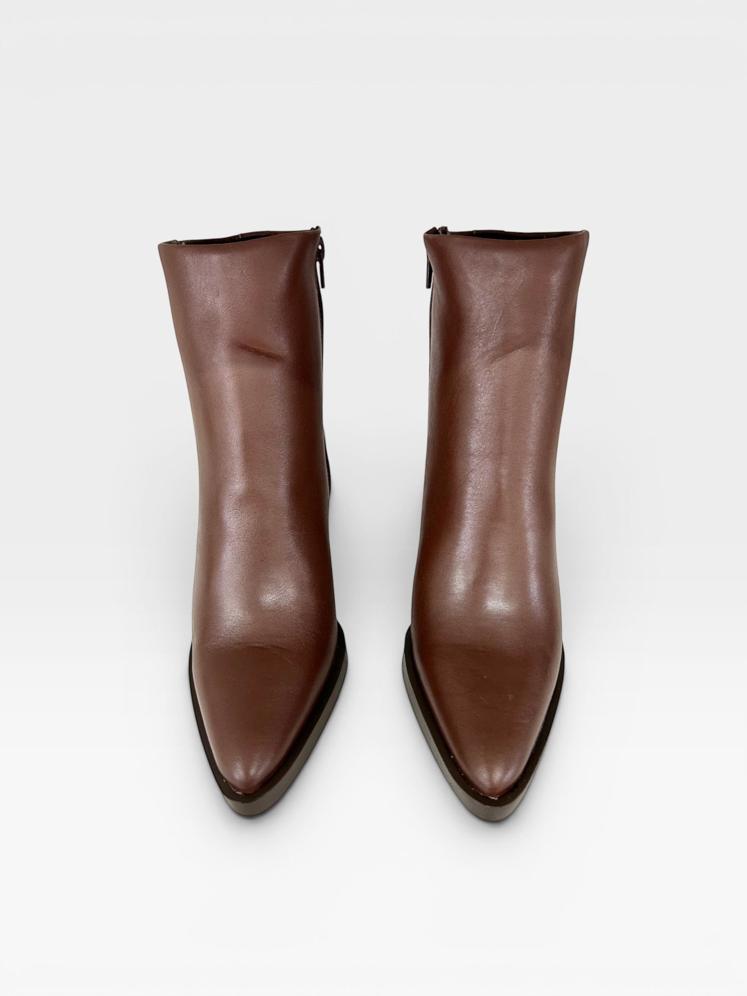 Bota Beyou Shoes Brescia de cano longo em couro marrom com bico fino e salto alto