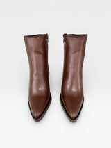 Bota Beyou Shoes Brescia de cano longo em couro marrom com bico fino e salto alto