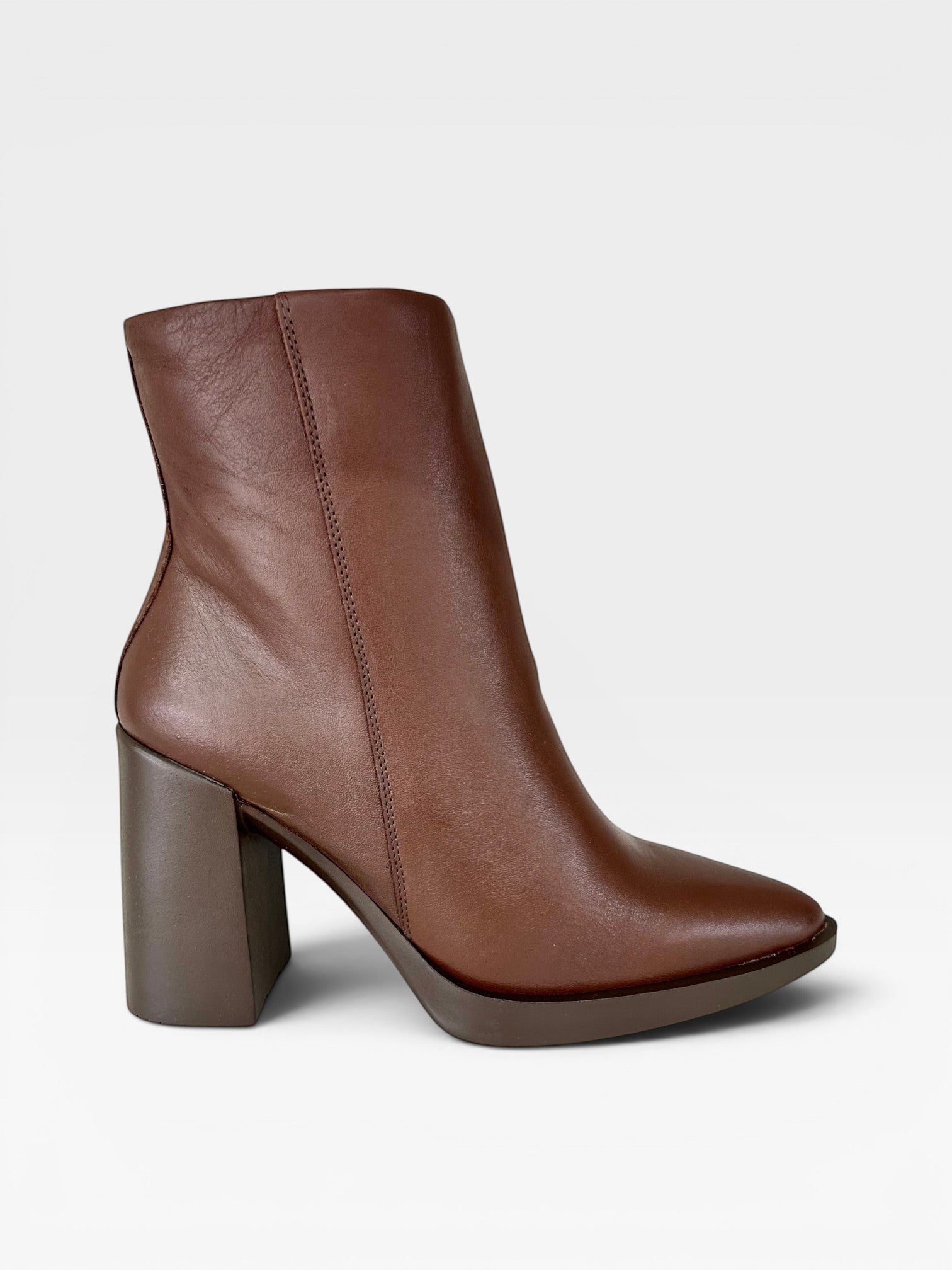 Bota Beyou Shoes Brescia marrom em couro com salto bloco alto e design clássico de cano curto