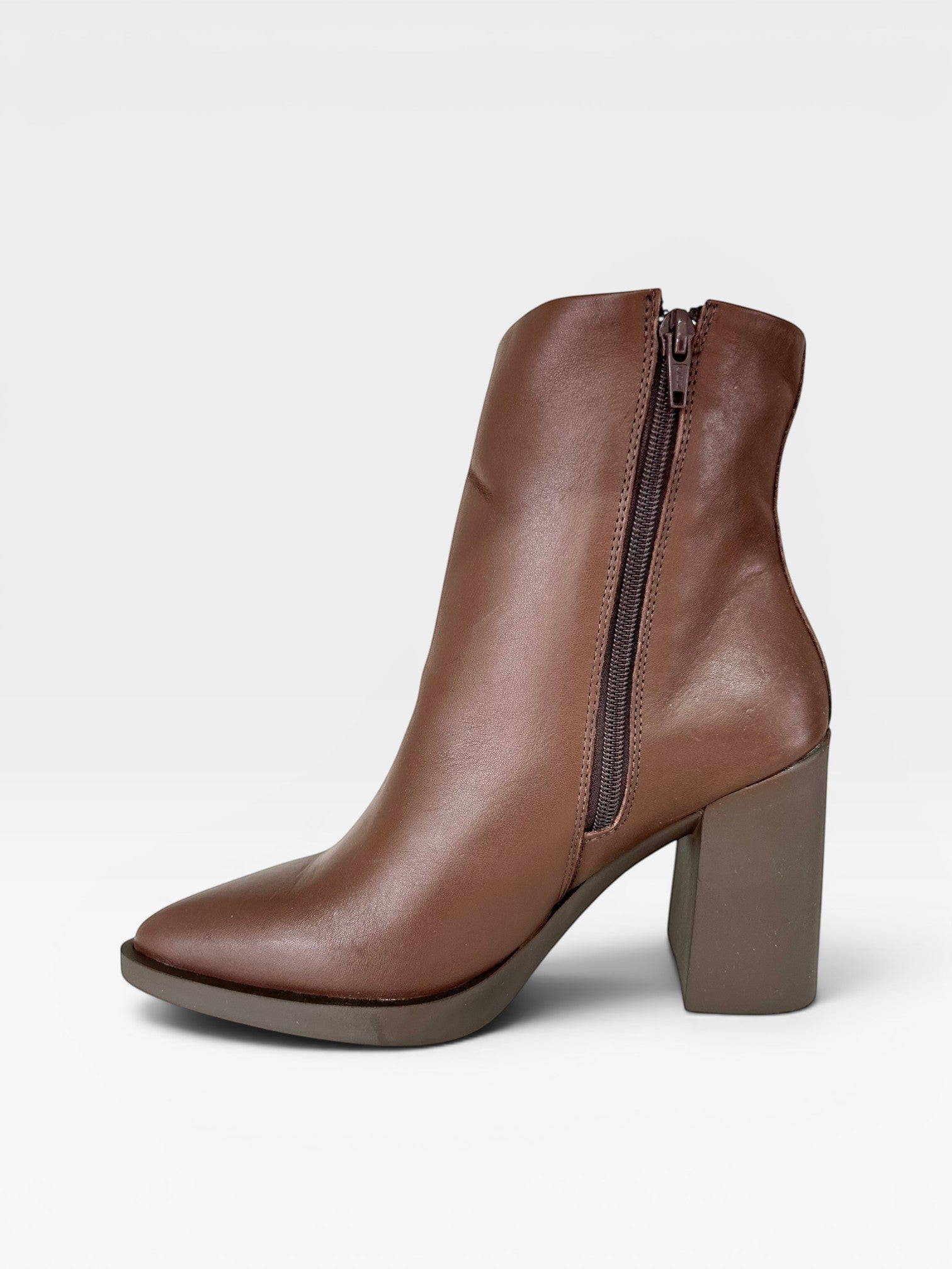 Bota Beyou Shoes Brescia marrom em couro com cano médio, salto bloco de 8 cm e fechamento lateral por zíper.
