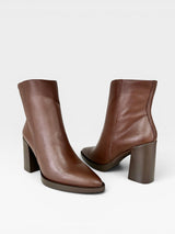 Bota Beyou Shoes Brescia de cano curto em couro marrom com salto bloco alto e bico fino elegante