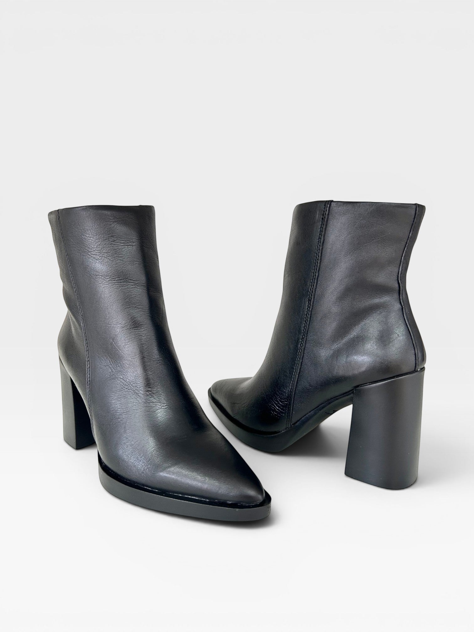 Bota Beyou Shoes Brescia preta em couro com cano médio e salto bloco de 8 cm, design clássico e sofisticado.