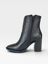 Bota Brescia Beyou Shoes preta de couro com cano médio e salto bloco alto, vista lateral com fechamento em zíper.
