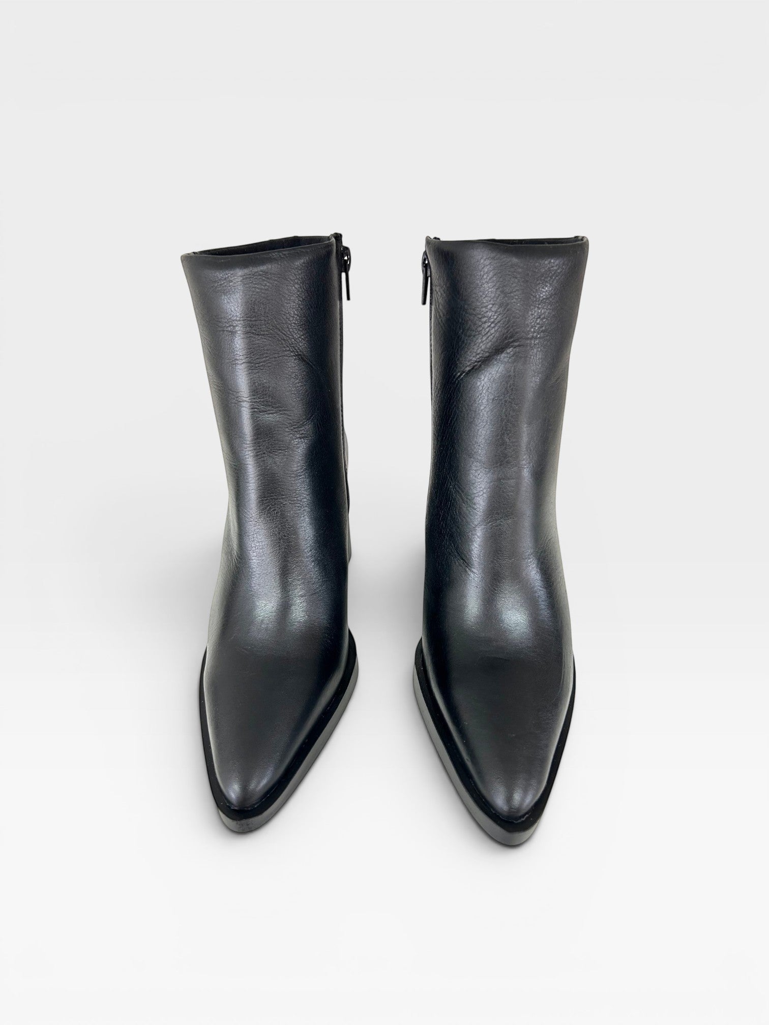 Bota Brescia Beyou Shoes de cano longo em couro preto com salto de 8 cm e bico fino