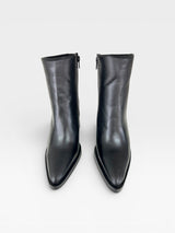 Bota Brescia Beyou Shoes de cano longo em couro preto com salto de 8 cm e bico fino