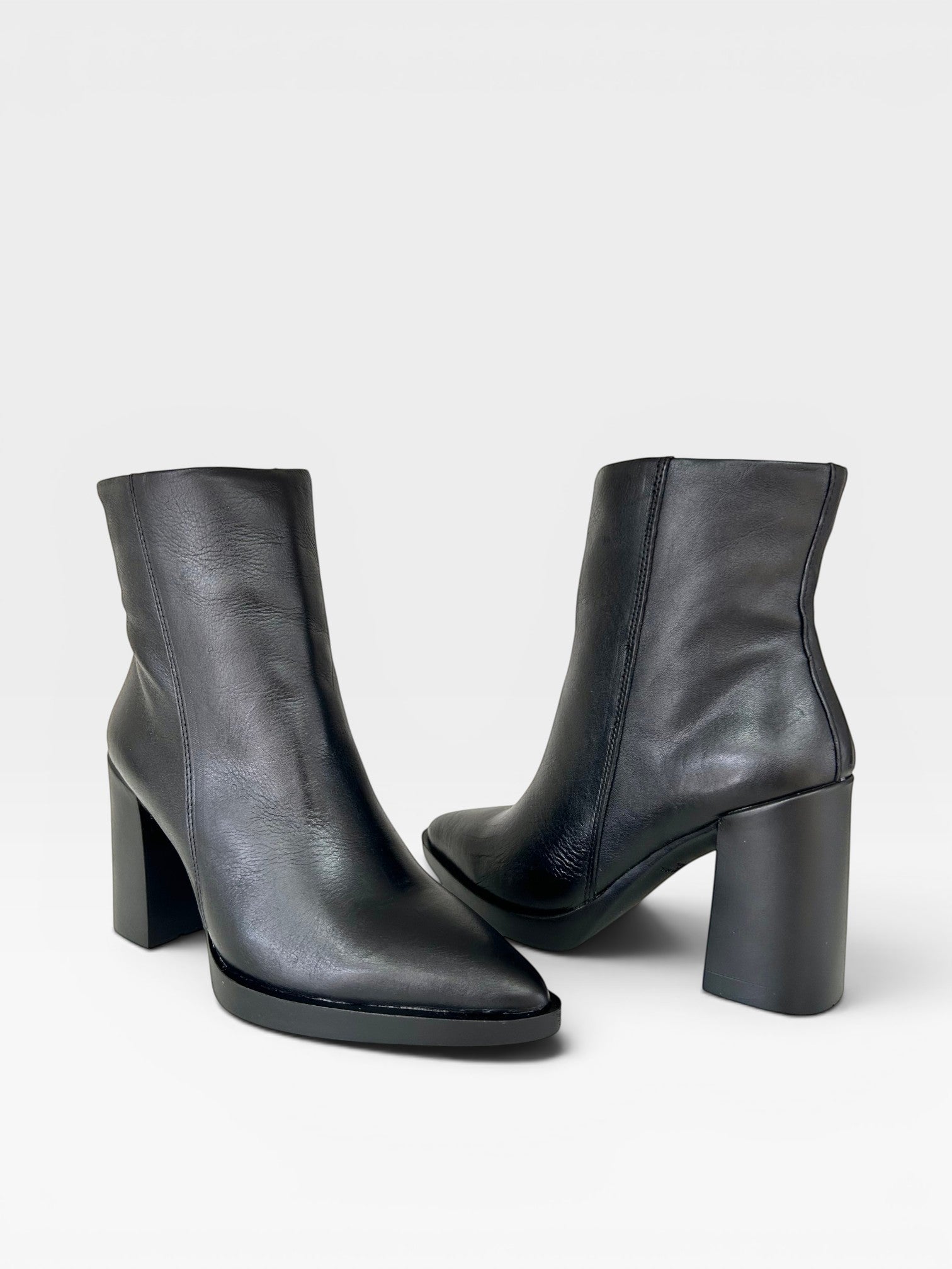 Bota Beyou Shoes Brescia preta em couro com cano médio e salto bloco alto de 8 cm