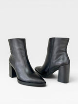 Bota Beyou Shoes Brescia preta em couro com cano médio e salto bloco alto de 8 cm