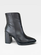 Bota Beyou Shoes Brescia preta em couro com cano longo e salto bloco de 8 cm, design clássico e sofisticado.