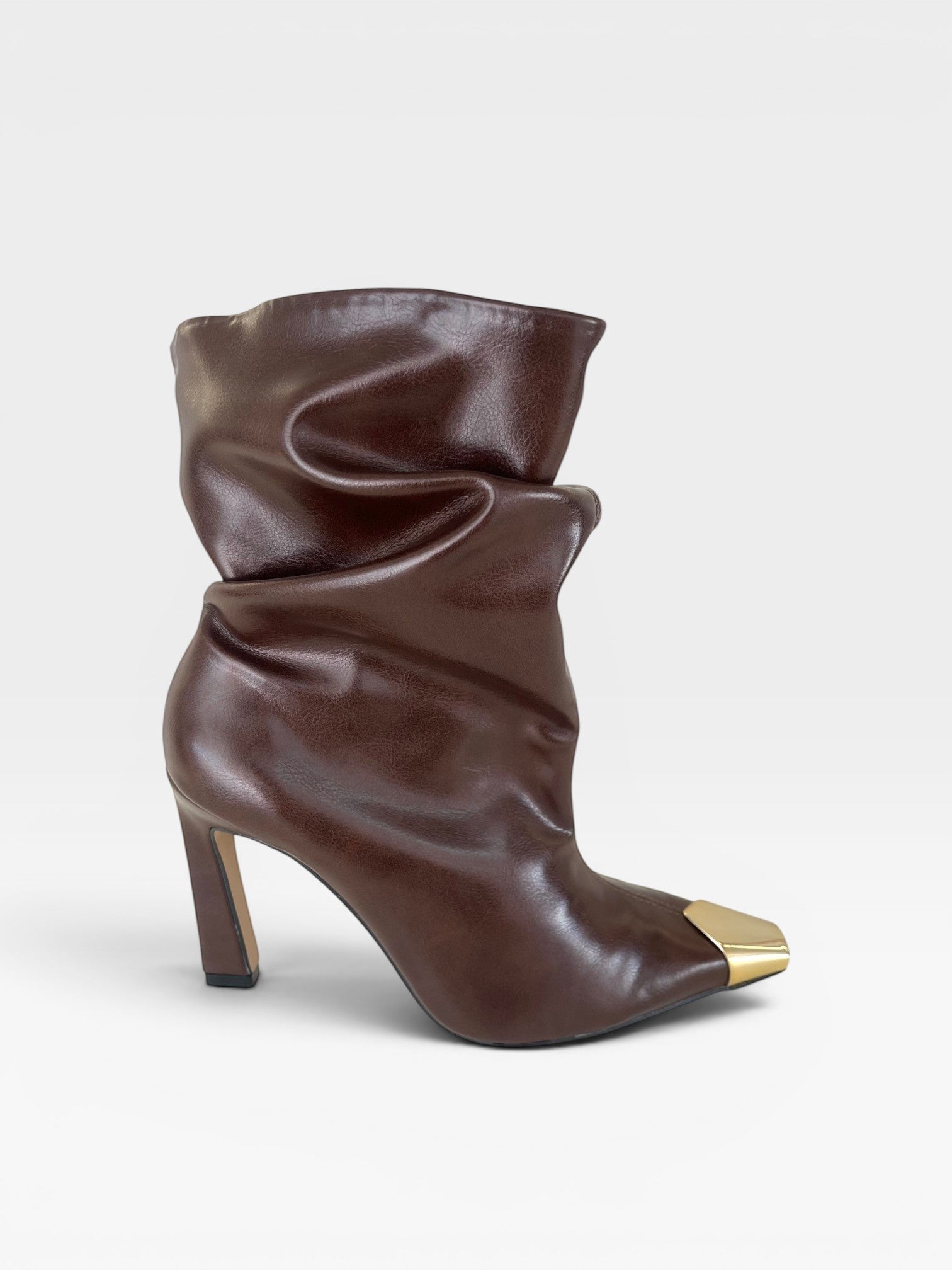 Bota Beyou Shoes Bristol marrom estilo slouch em napa com salto de 10cm e biqueira metalizada em ouro light