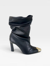 Bota Beyou Shoes Bristol preta em napa estilo slouch com cano franzido e biqueira em metal dourado