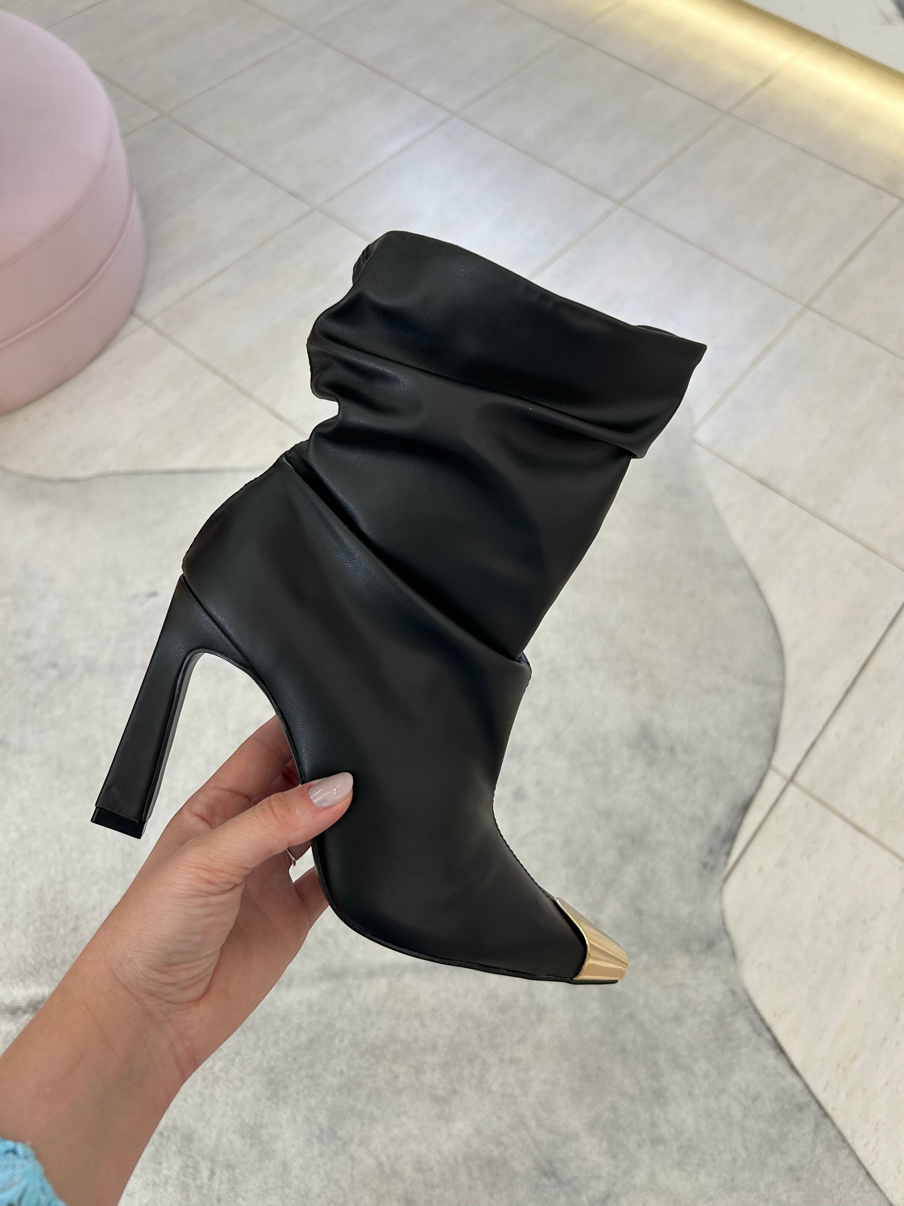 Bota Beyou Shoes Bristol preta em napa estilo slouch com cano franzido e biqueira em metal dourado