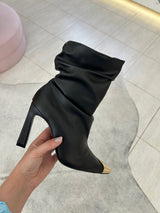 Bota Beyou Shoes Bristol preta em napa estilo slouch com cano franzido e biqueira em metal dourado