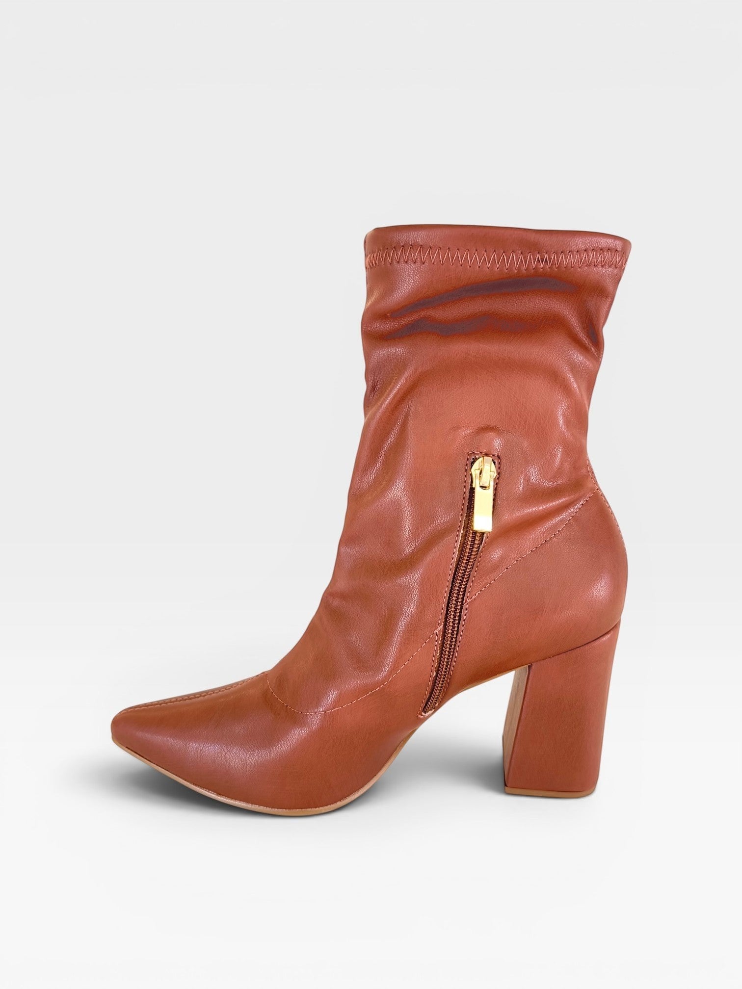 Bota Brooklyn Beyou Shoes caramelo em napa stretch com salto bloco de 9 cm e fechamento lateral por zíper dourado