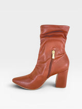 Bota Brooklyn Beyou Shoes caramelo em napa stretch com salto bloco de 9 cm e fechamento lateral por zíper dourado