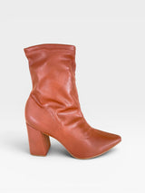 Bota Brooklyn Beyou Shoes caramelo em napa stretch com salto bloco de 9 cm e design urbano de cano médio