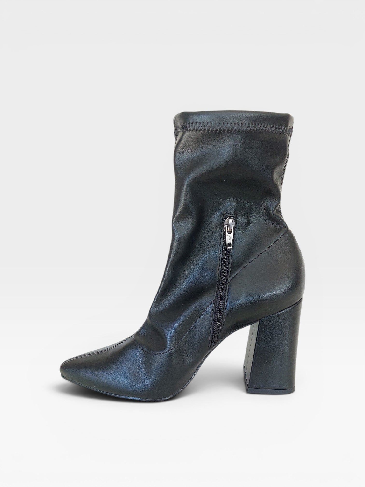 Bota Beyou Shoes Brooklyn preta em napa stretch com salto bloco de 9 cm e fechamento lateral por zíper