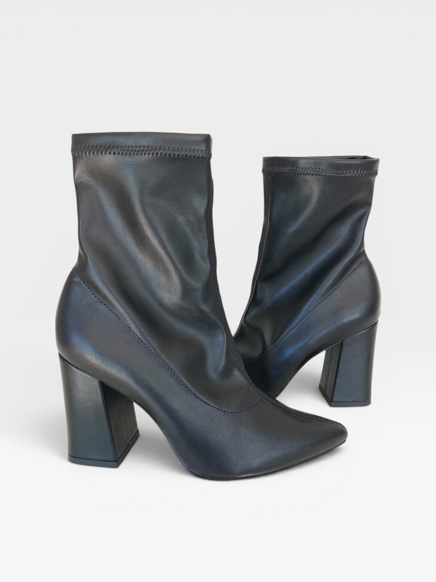 Bota Brooklyn Beyou Shoes preta em napa stretch com salto bloco de 9 cm e bico fino, estilo urbano e versátil.