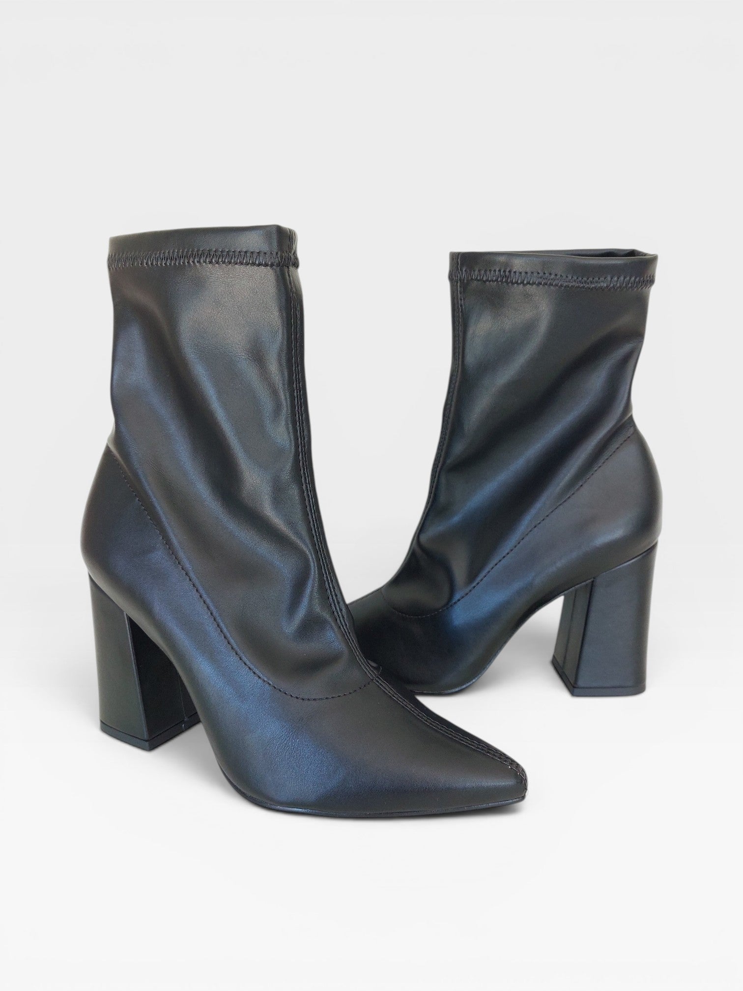 Bota Brooklyn Beyou Shoes preta de napa stretch com salto bloco de 9 cm e design urbano de cano curto