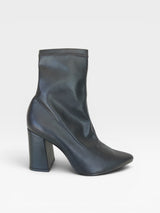 Bota Brooklyn Beyou Shoes preta em napa stretch com salto bloco de 9 cm e design urbano de cano curto