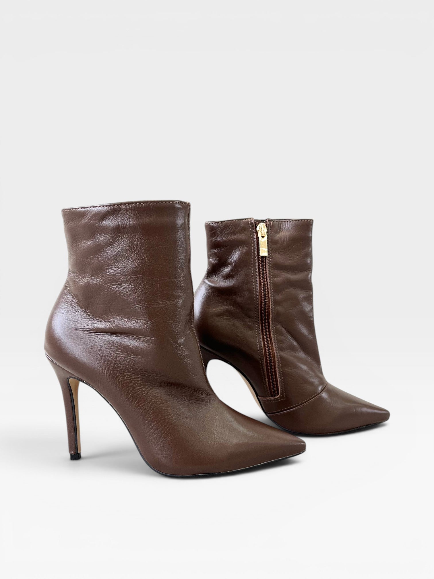 Bota Beyou Shoes Cannes marrom em couro com salto fino de 9,5 cm e fechamento lateral por zíper dourado