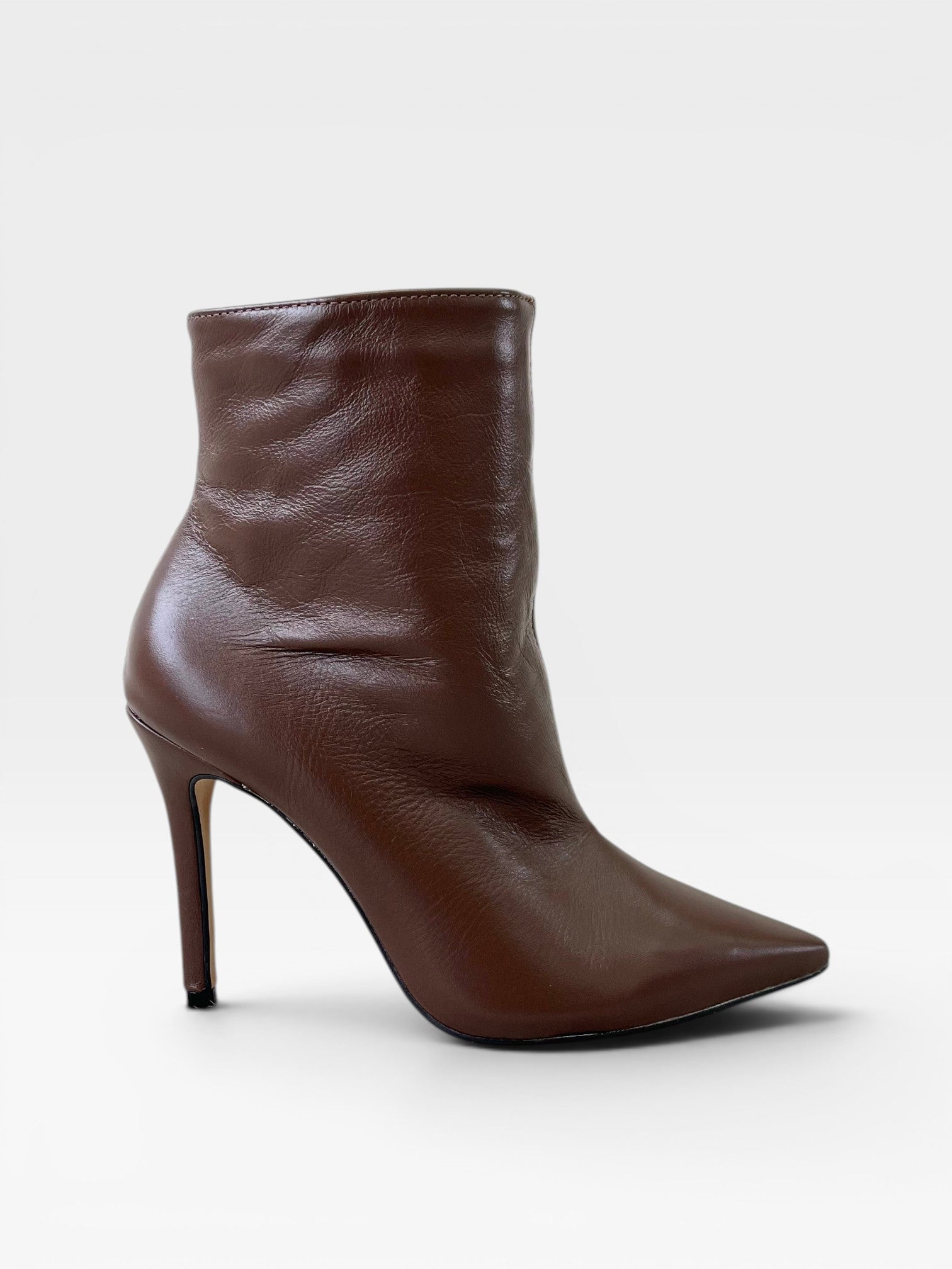Bota Beyou Shoes Cannes marrom em couro com salto fino de 9,5 cm e bico fino elegante