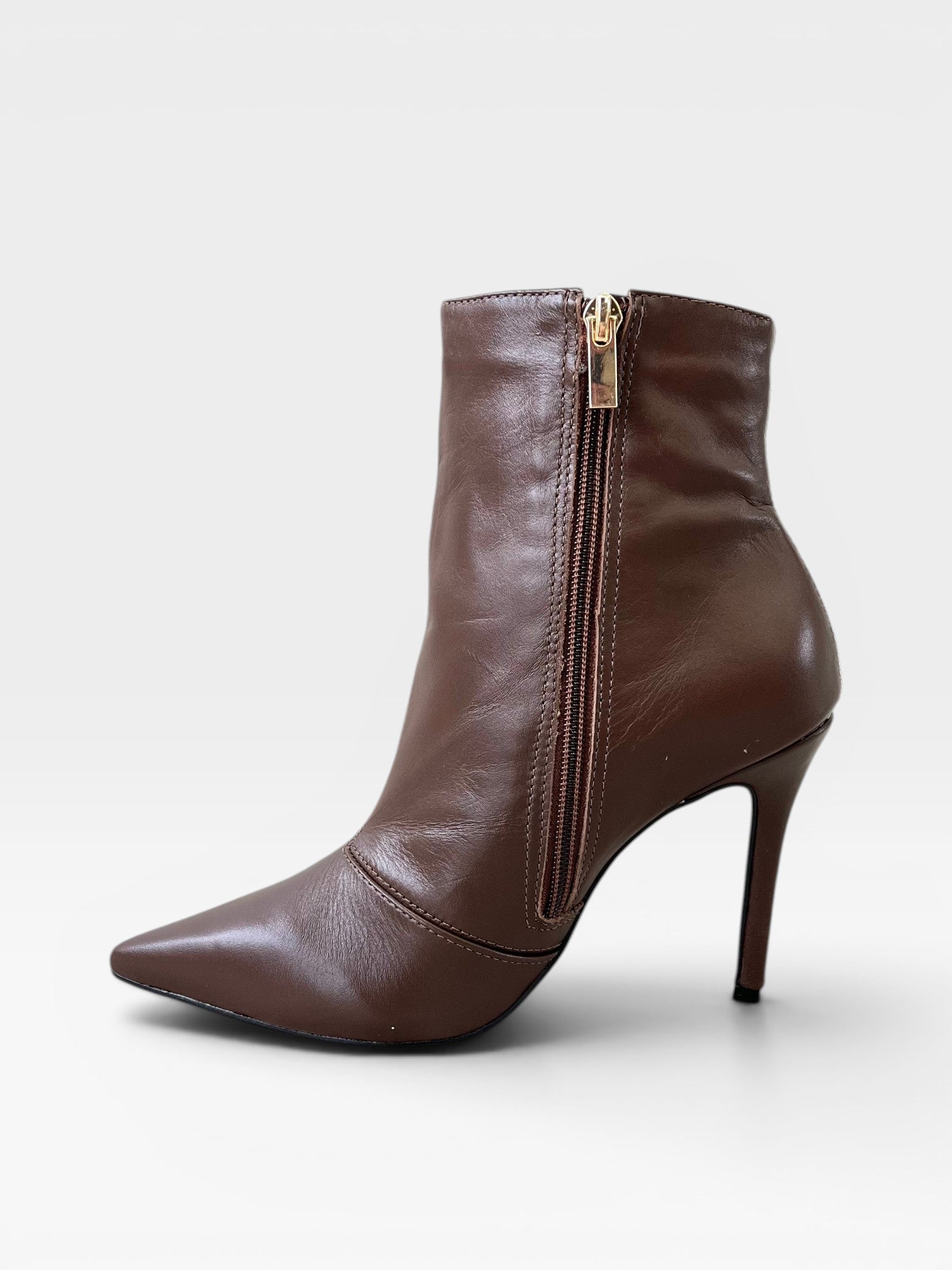 Bota Beyou Shoes Cannes marrom em couro com bico fino, salto alto de 9,5 cm e fechamento lateral por zíper dourado.