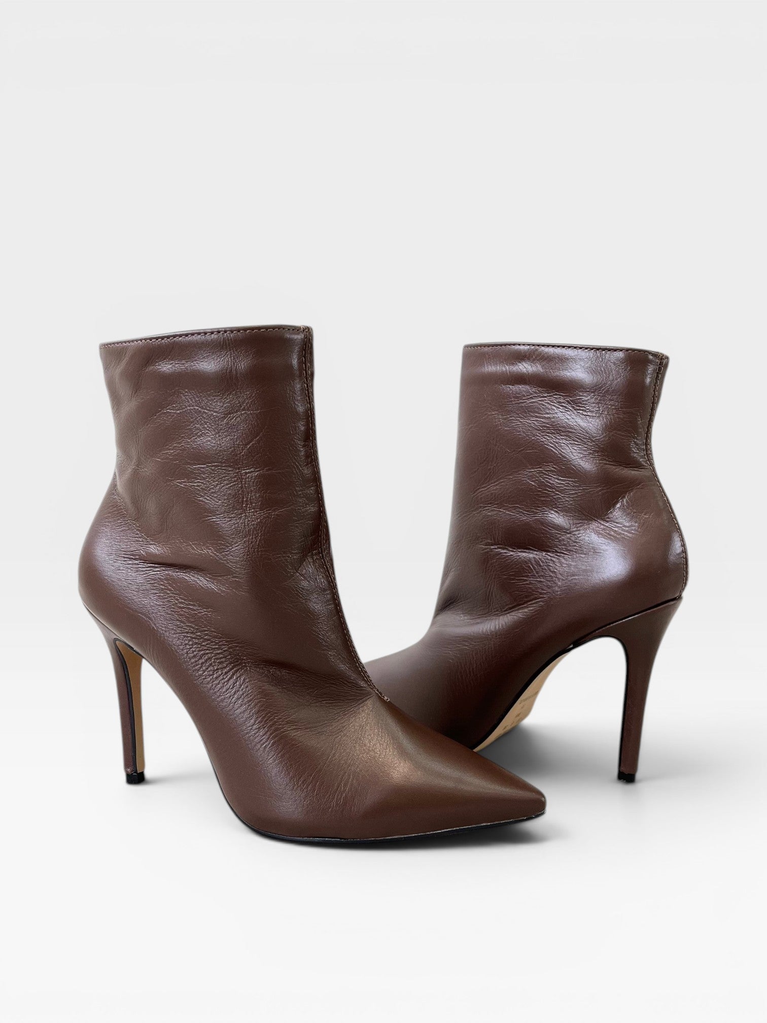 Bota Beyou Shoes Cannes marrom em couro com bico fino e salto alto agulha de 9,5 cm