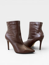 Bota Beyou Shoes Cannes marrom em couro com bico fino e salto alto agulha de 9,5 cm