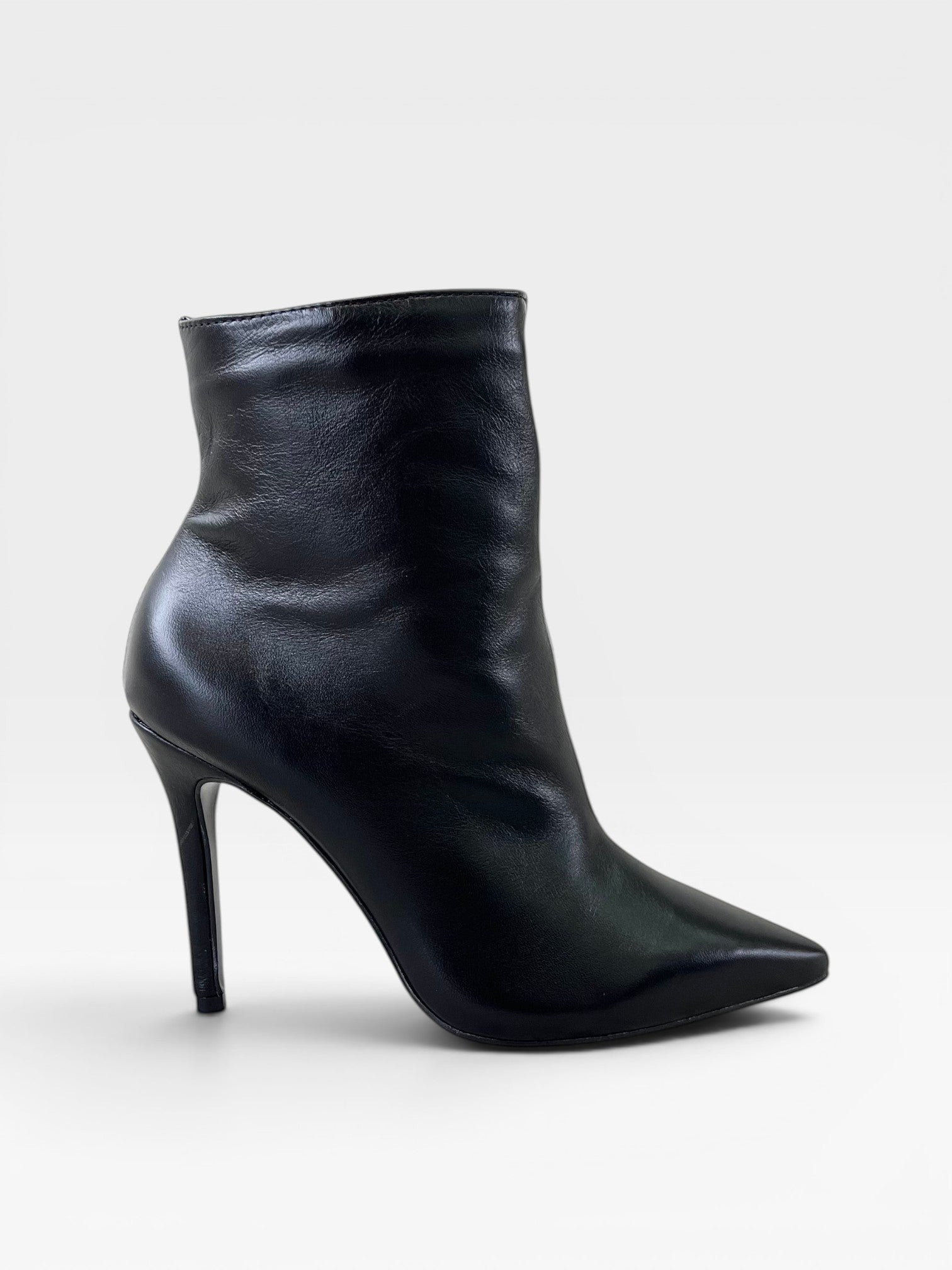 Bota Beyou Shoes Cannes preta em couro com bico fino e salto alto de 9,5 cm, design elegante e sofisticado.