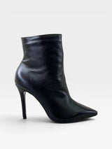 Bota Beyou Shoes Cannes preta em couro com bico fino e salto alto de 9,5 cm, design elegante e sofisticado.