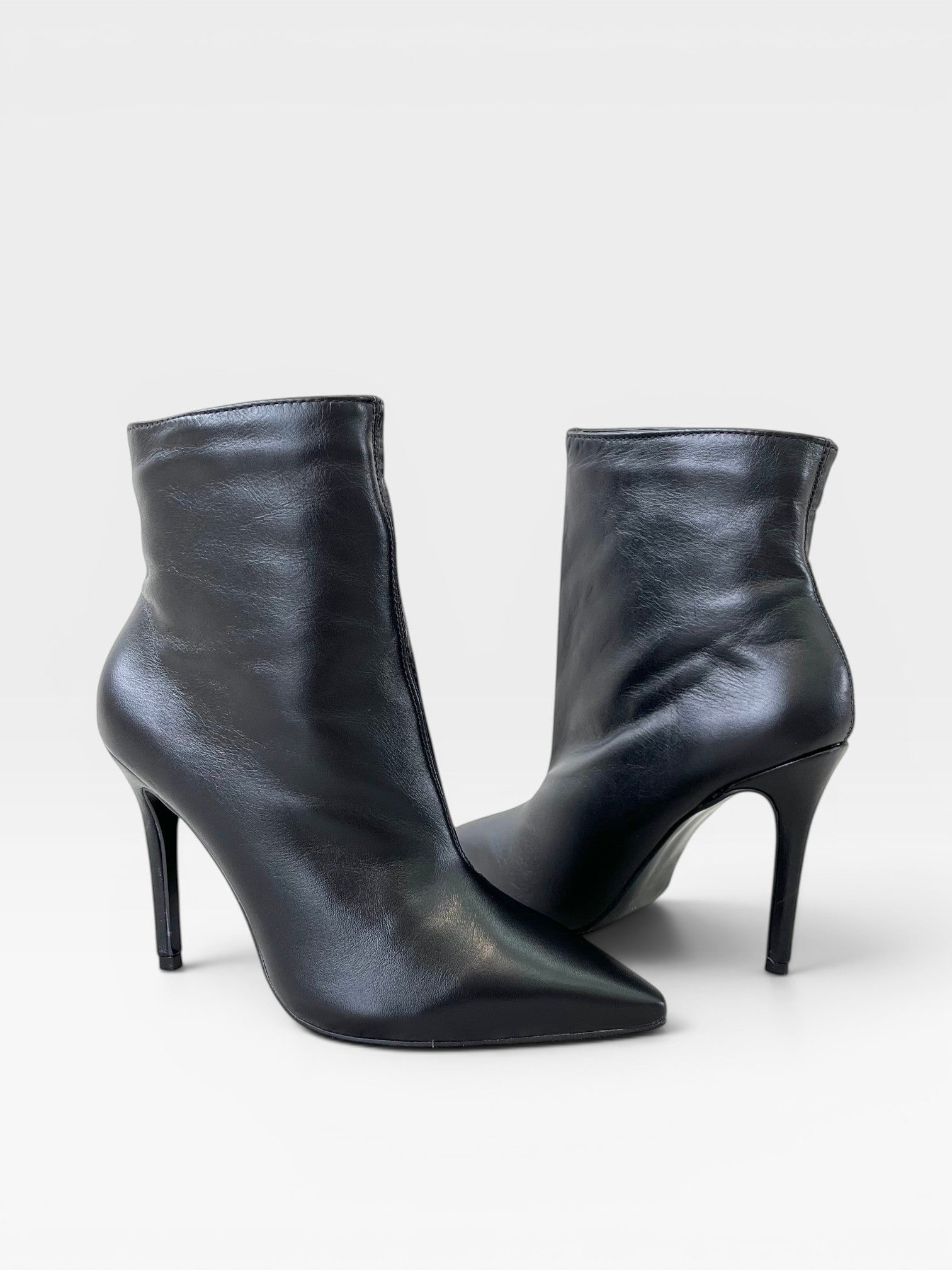Bota Beyou Shoes Cannes preta em couro com salto fino de 9,5 cm e bico fino elegante