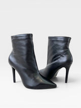 Bota Beyou Shoes Cannes preta em couro com salto fino de 9,5 cm e bico fino elegante