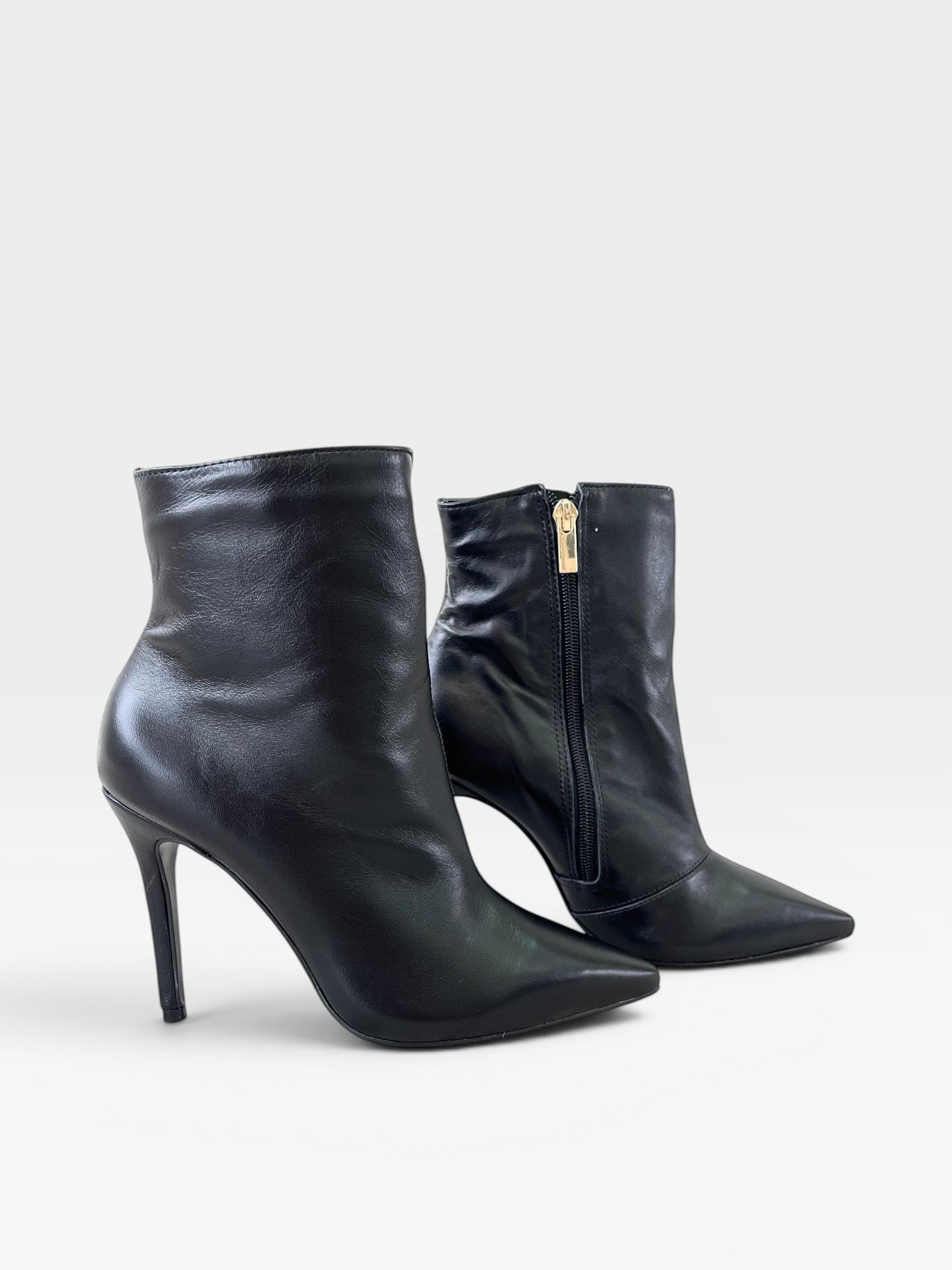 Bota Beyou Shoes Cannes preta em couro com salto fino de 9,5 cm e fechamento lateral por zíper dourado