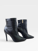 Bota Beyou Shoes Cannes preta em couro com salto fino de 9,5 cm e fechamento lateral por zíper dourado