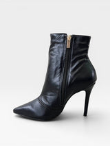 Bota Cannes Beyou Shoes preta em couro com salto fino de 9,5 cm, bico fino e fechamento lateral por zíper dourado.