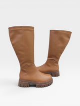 Bota cano longo Beyou Shoes na cor âmbar, feita em napa com solado tratorado robusto e design urbano moderno.