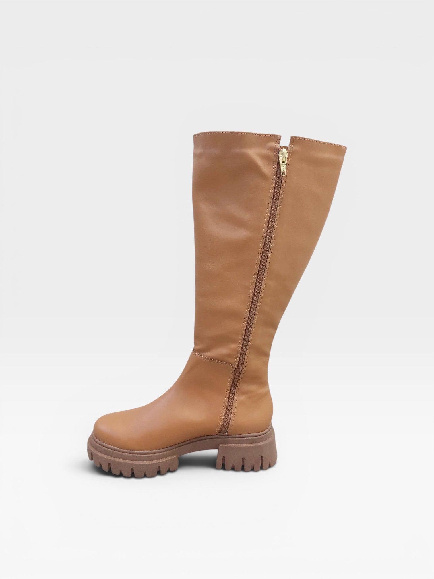 Bota cano longo Beyou Shoes Cardiff na cor âmbar, feita em napa com solado tratorado e fechamento lateral por zíper.