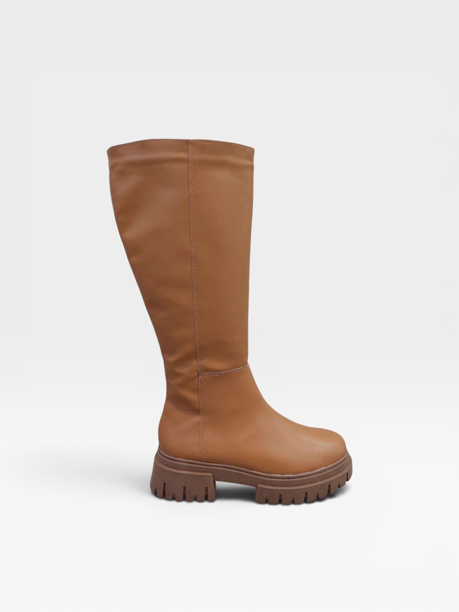Bota cano longo Beyou Shoes na cor âmbar, feita em napa com solado tratorado robusto e design moderno.