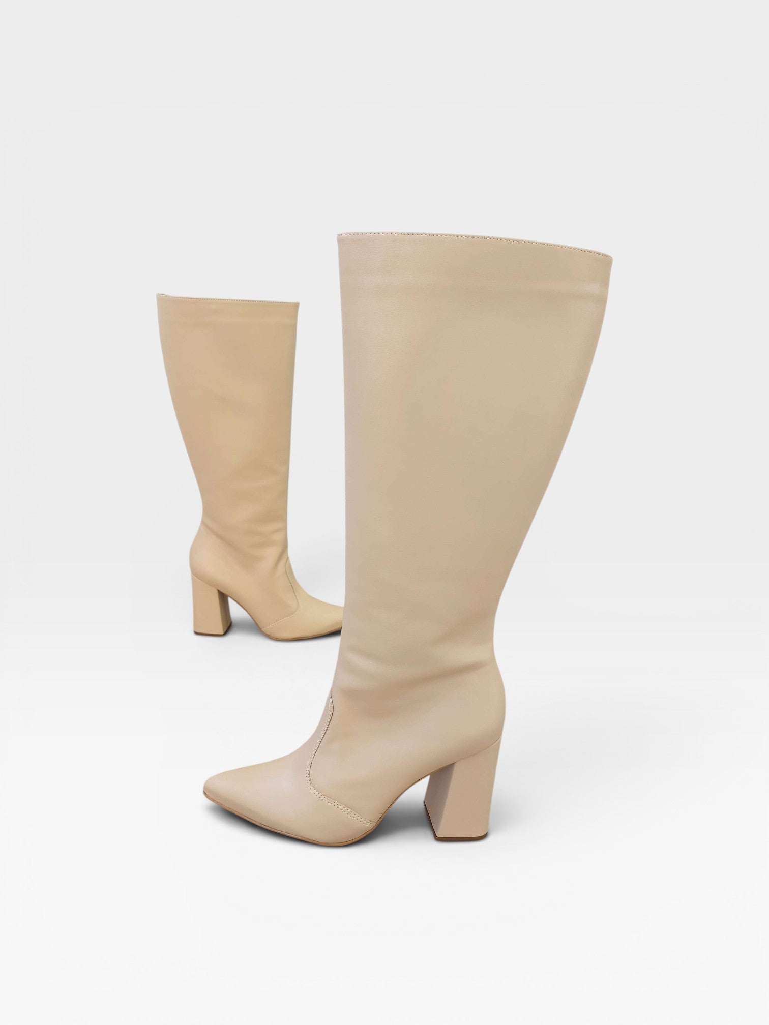 Bota cano longo Beyou Shoes na cor bistrô, feita em napa com salto bloco de 9 cm e design clássico e sofisticado.