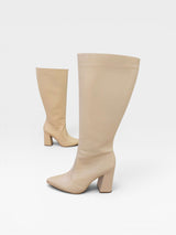 Bota cano longo Beyou Shoes na cor bistrô, feita em napa com salto bloco de 9 cm e design clássico e sofisticado.