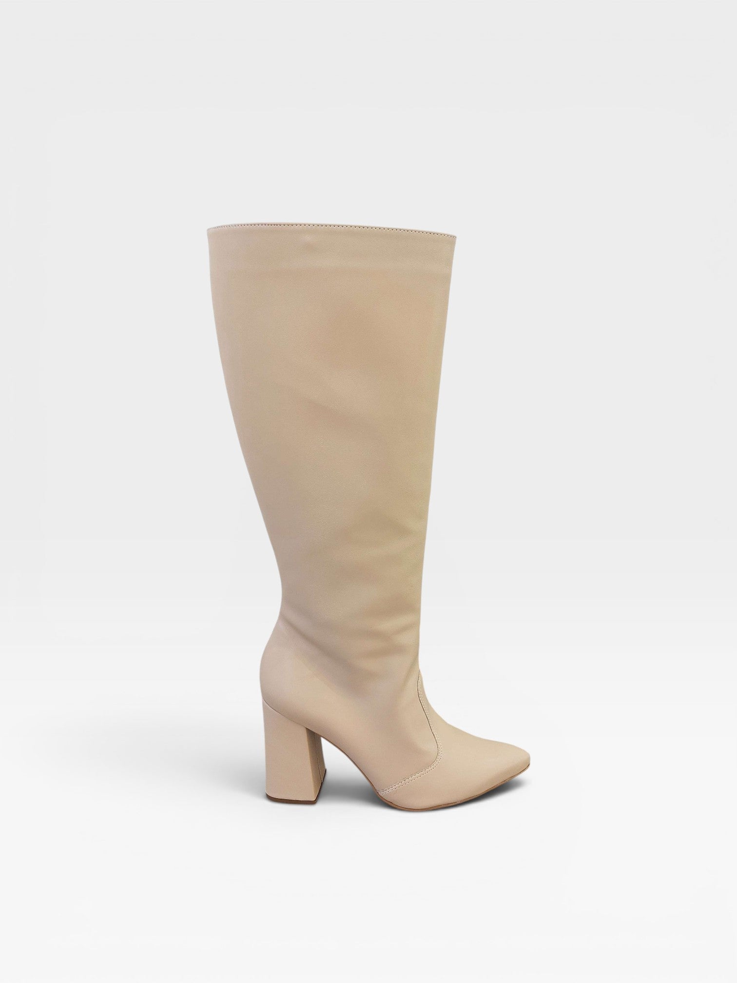 Bota cano longo Beyou Shoes na cor bistrô, feita em napa com salto bloco de 9 cm e bico fino, estilo clássico.