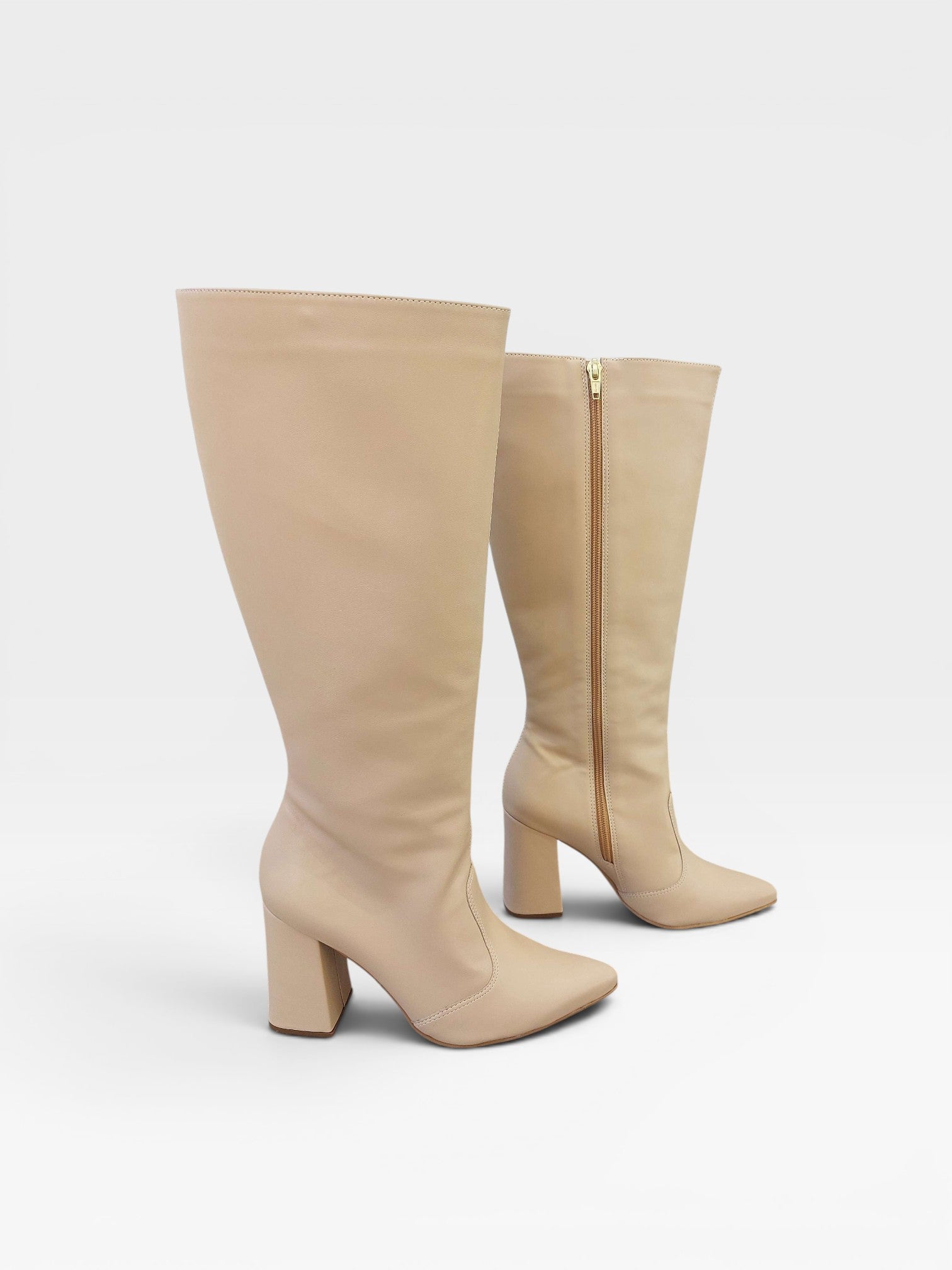 Bota cano longo Beyou Shoes na cor bistrô, feita em napa com salto bloco de 9 cm e fechamento lateral por zíper.