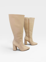 Bota cano longo Beyou Shoes na cor bistrô, feita em napa com salto bloco de 9 cm e fechamento lateral por zíper.